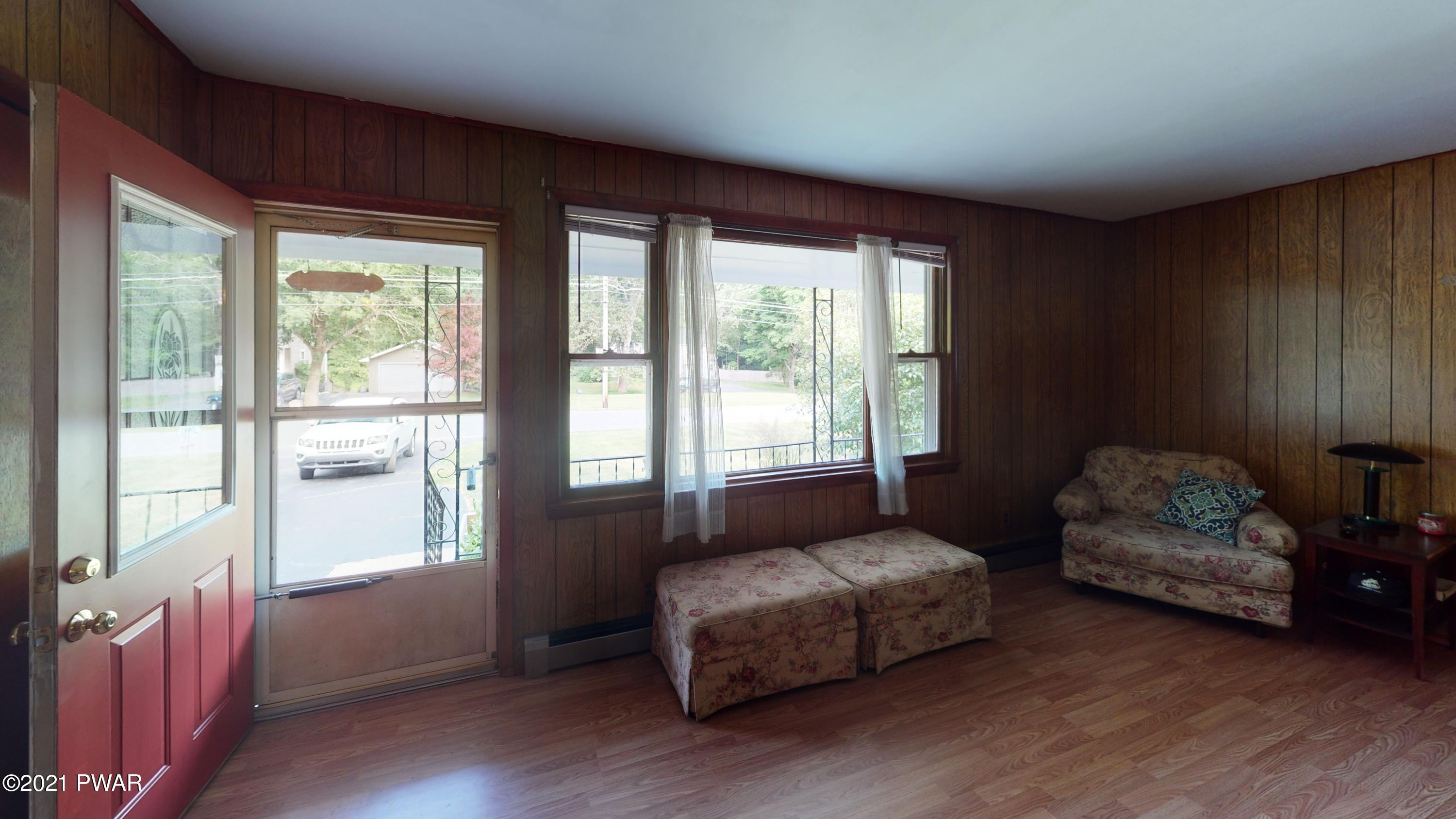 122 Moon Valley Road Milford, PA 18337 - Photo 4 of 41 Living Room