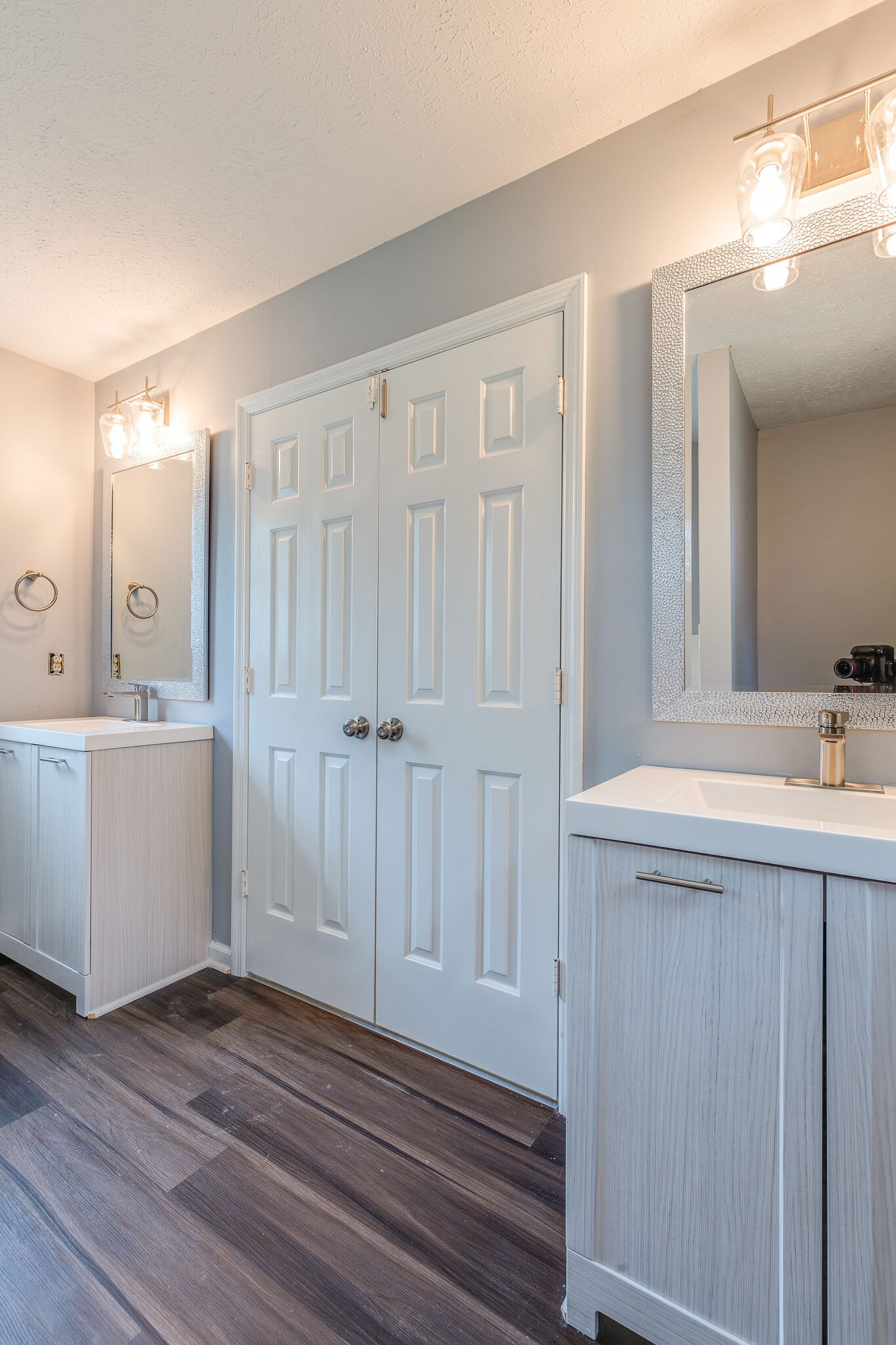 3218 Country Hill Road Antioch, TN 37013 - Photo 18 of 22 a bathroom with a sink a mirror and a bathtub