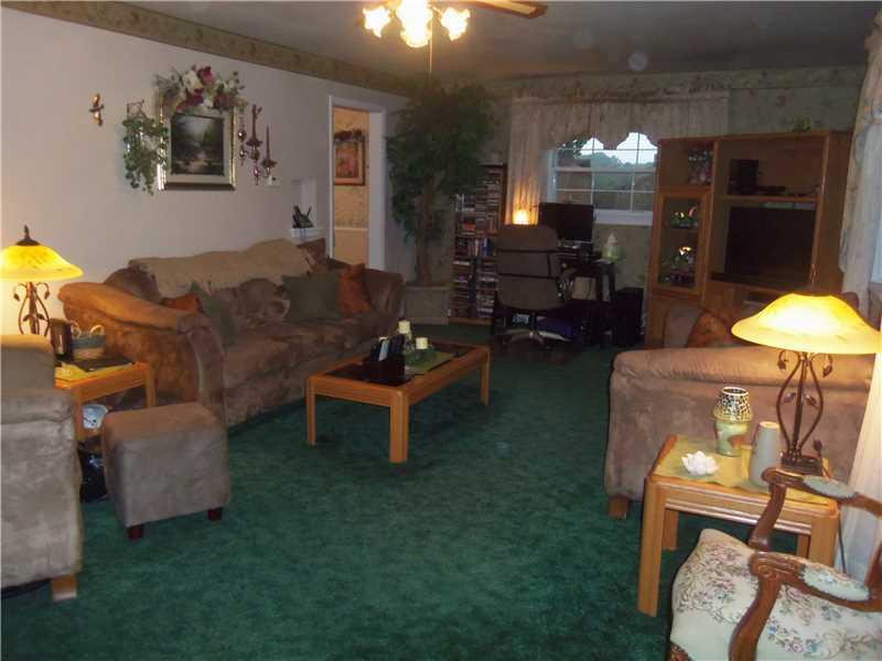 142 Pine Run Church Road Apollo, PA 15613 - Photo 11 of 21 Living Room.