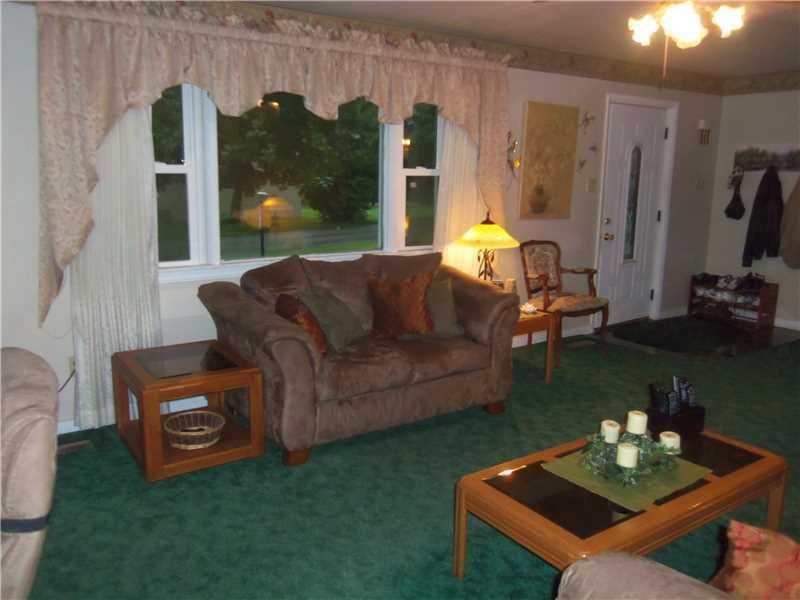 142 Pine Run Church Road Apollo, PA 15613 - Photo 9 of 21 Living Room.