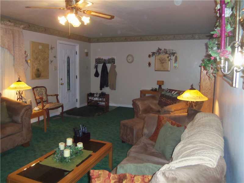 142 Pine Run Church Road Apollo, PA 15613 - Photo 10 of 21 Living Room.