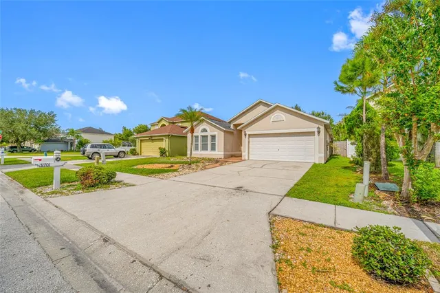 a view of a yard in front of house