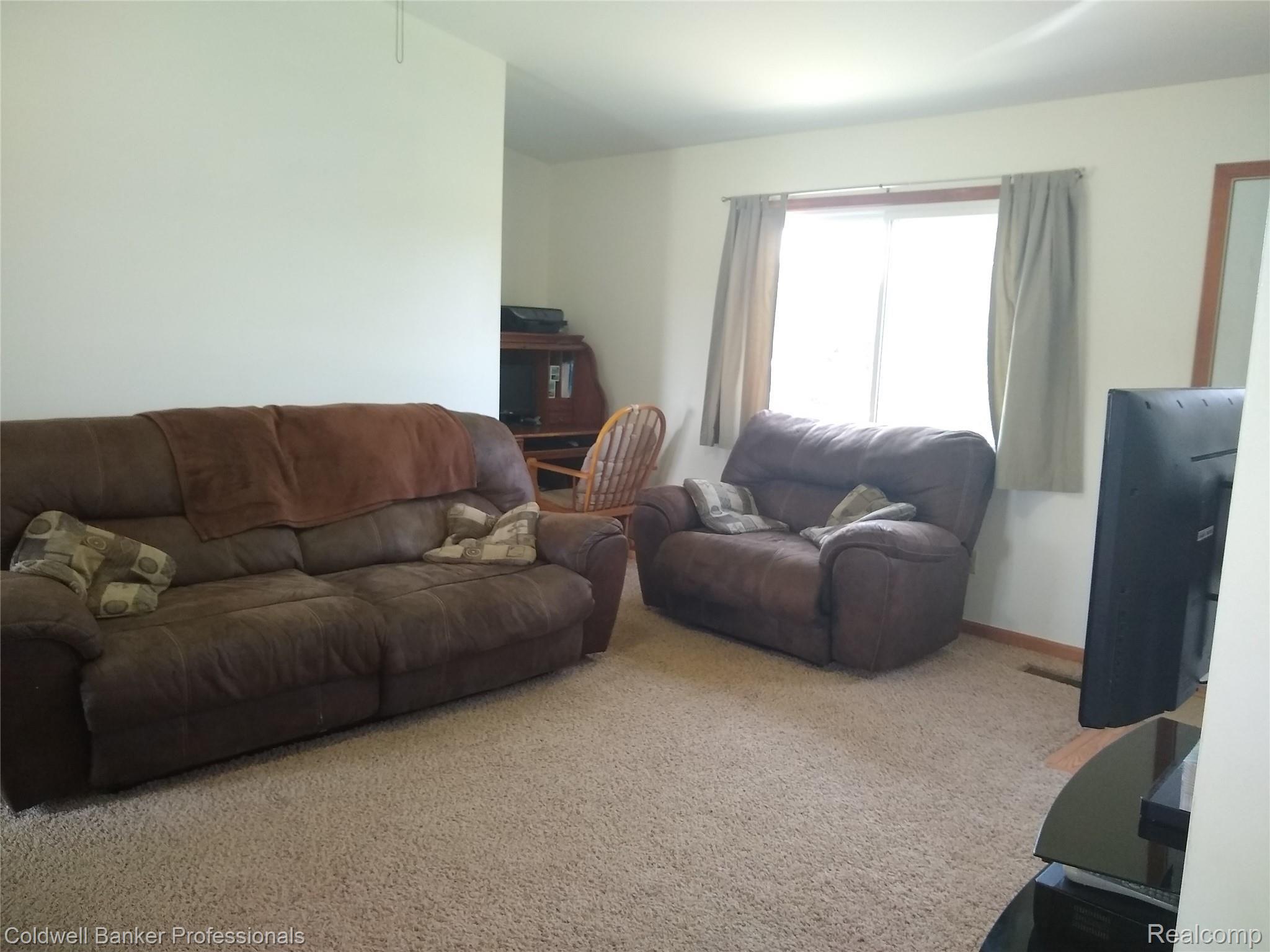 1926 North Branch Road North Branch, MI 48461 - Photo 22 of 27 Living room.jpg