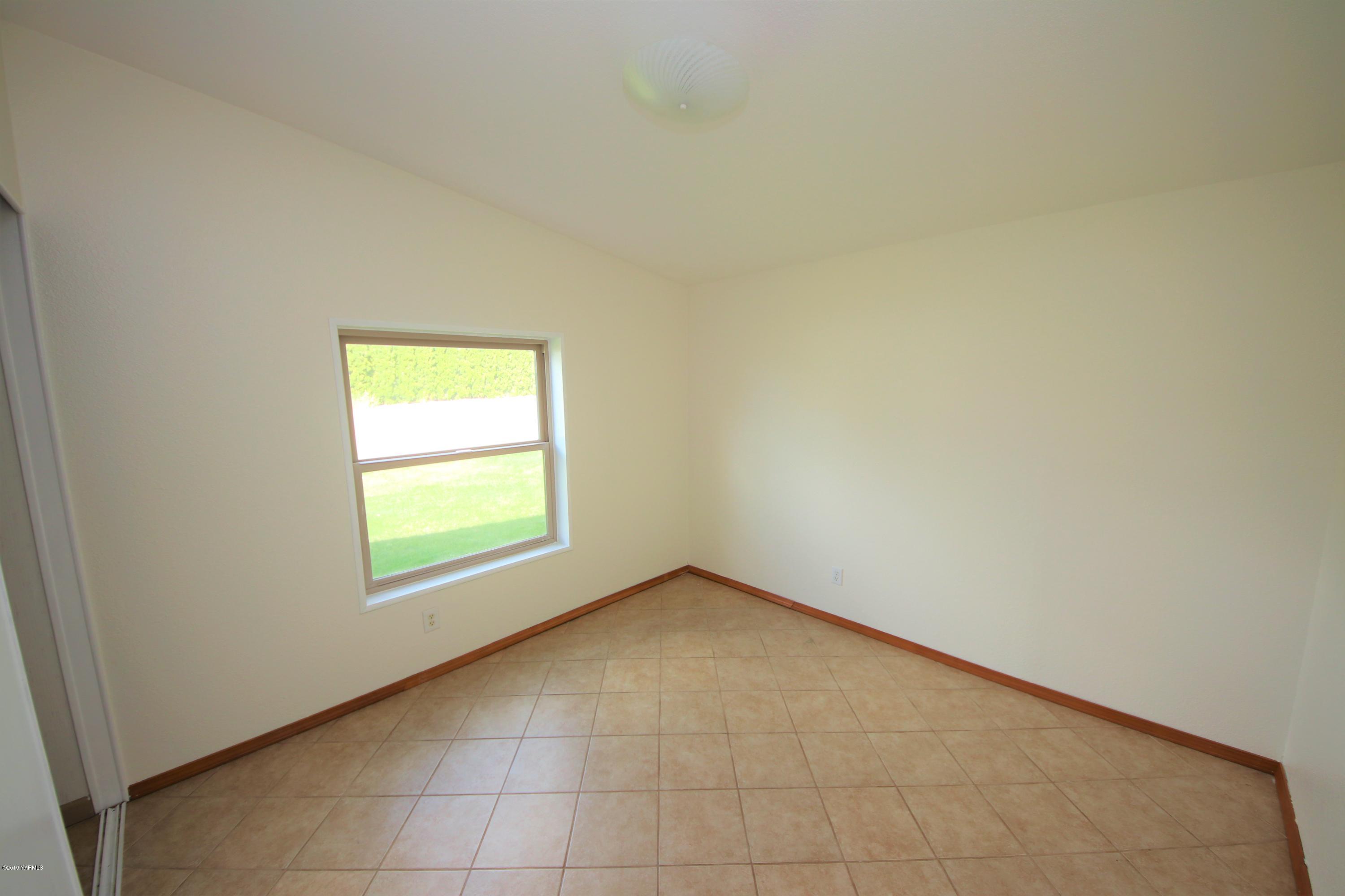 560 Prairie Road Moxee, WA 98936 - Photo 22 of 29 an empty room with a window