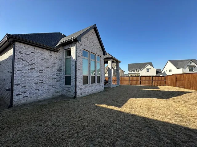 a view of a house with backyard