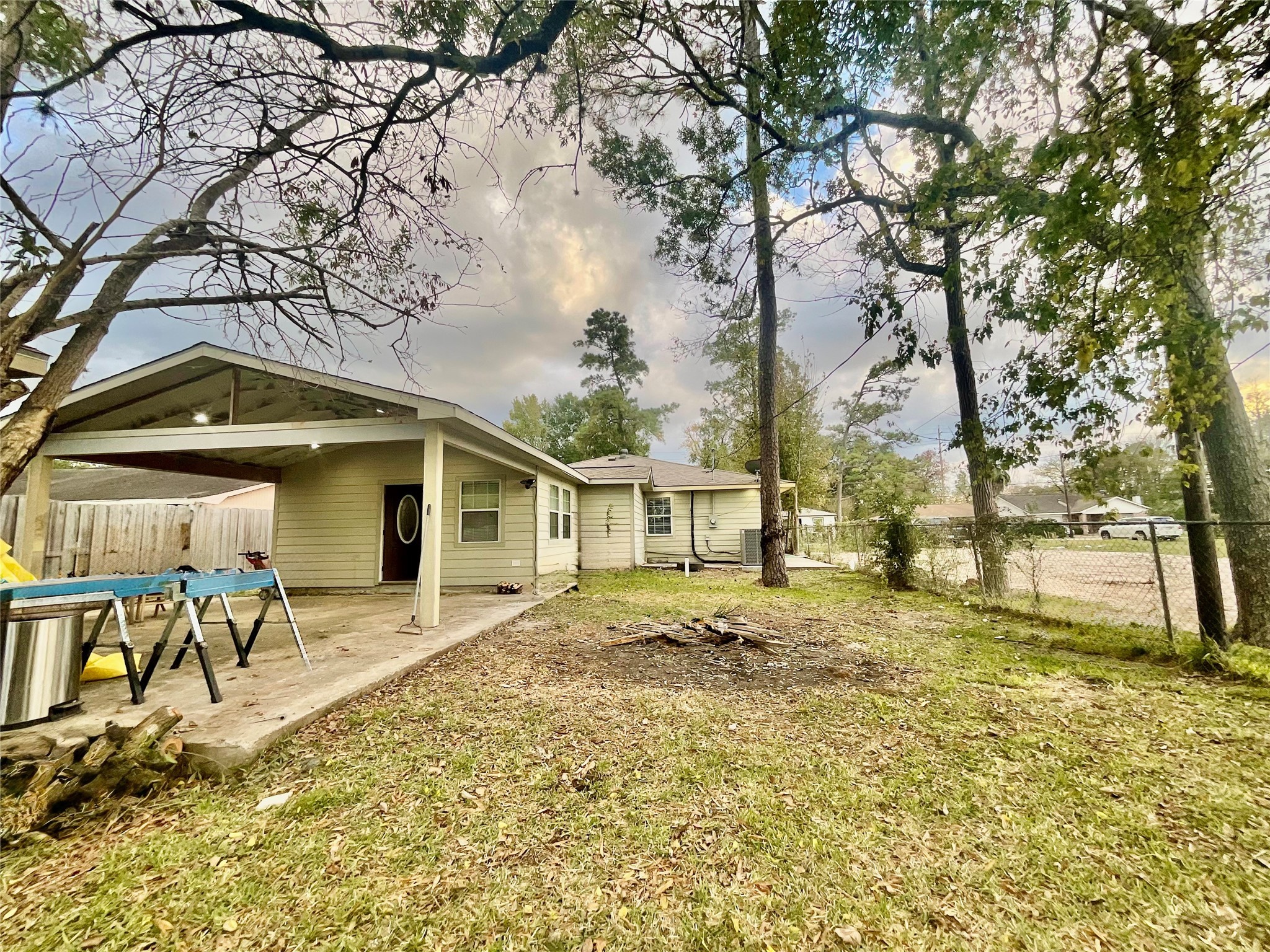 9213 Madera Road Houston, TX 77078 - Photo 3 of 15 a front view of a house with garden