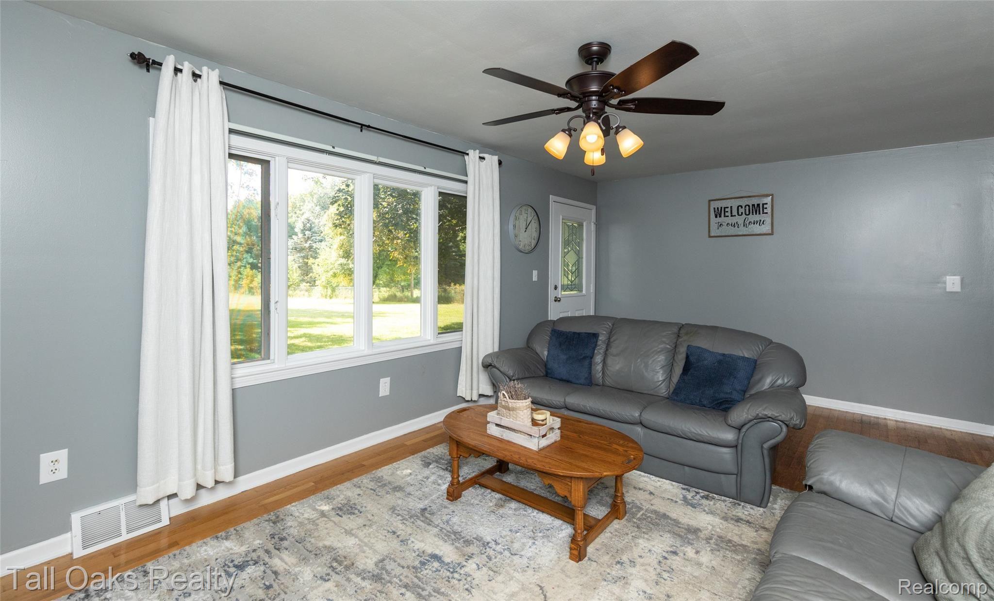 11023 Horton Road Goodrich, MI 48438 - Photo 10 of 44 Living room 780A5570.JPG