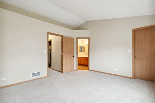 $2,100 | 640 Lincoln Station Drive, Oswego, IL 60543
