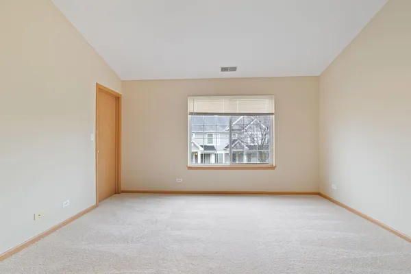 $2,100 | 640 Lincoln Station Drive, Oswego, IL 60543