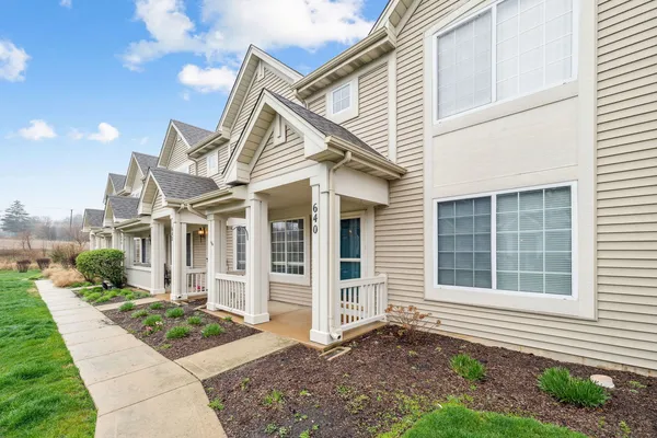 $2,100 | 640 Lincoln Station Drive, Oswego, IL 60543