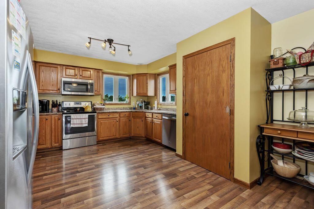 10661 Fairview Road Southeast Heath, OH 43056 - Photo 18 of 53 9-Kitchen