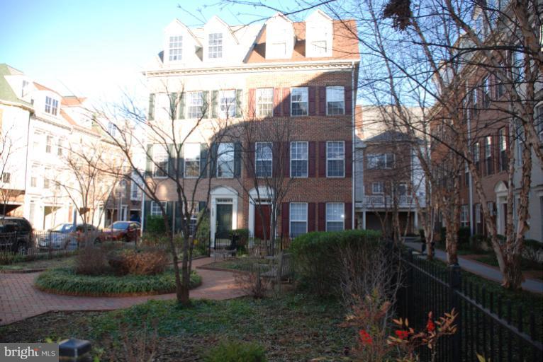 702 Capitol Square Place Southwest Washington, DC 20024 - Photo 17 of 17 Exterior (Front)