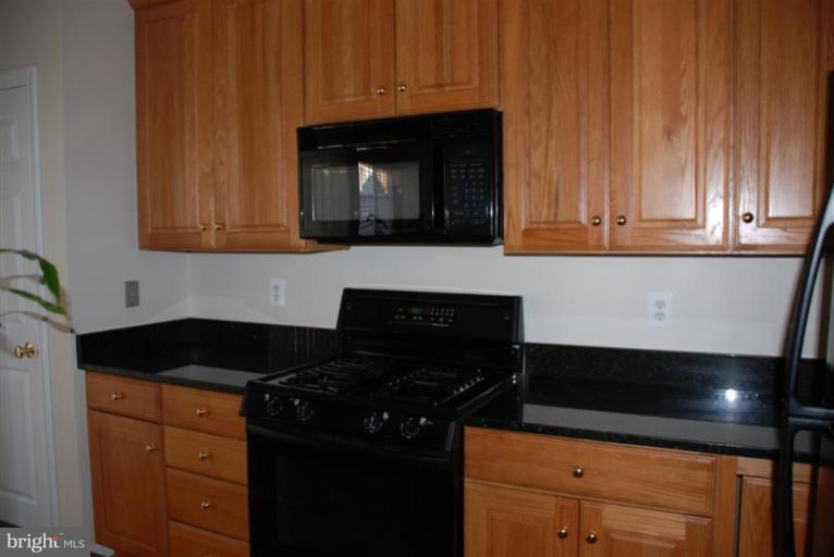 702 Capitol Square Place Southwest Washington, DC 20024 - Photo 5 of 17 Kitchen