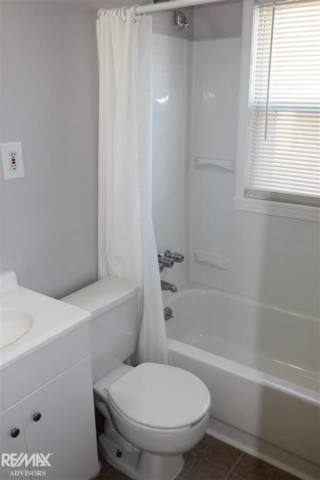 22124 Rausch Avenue Eastpointe, MI 48021 - Photo 10 of 14 31376689-9.JPG