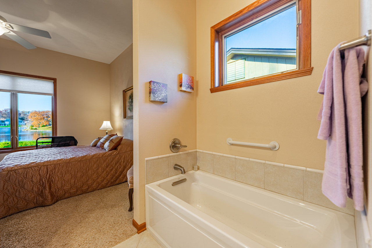 5624 Spring Brook Road, Unit 5624 Rockford, IL 61114 - Photo 17 of 34 a bathroom with a tub a potted plant and a sink