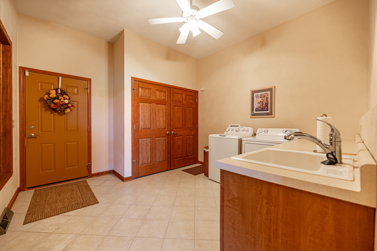 5624 Spring Brook Road, Unit 5624 Rockford, IL 61114 - Photo 22 of 34 a spacious bathroom with a sink and a mirror