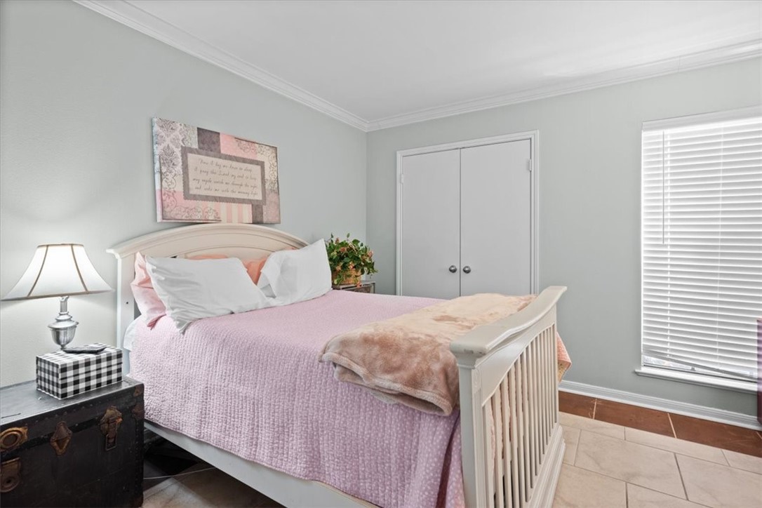 2903 Lake Shore Drive, Unit 303 Waco, TX 76708 - Photo 22 of 29 a bedroom with a bed and a chandelier