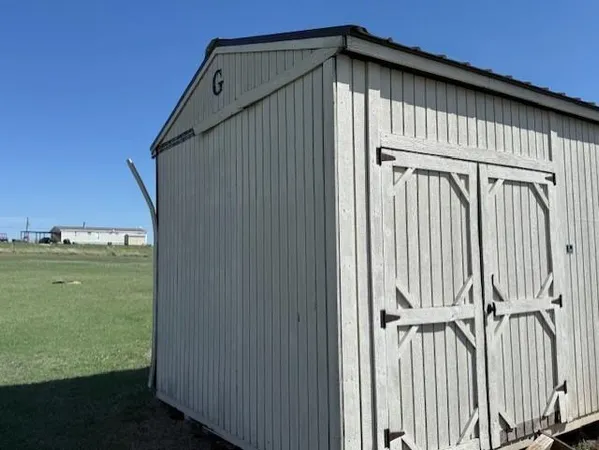 a view of a house with backyard