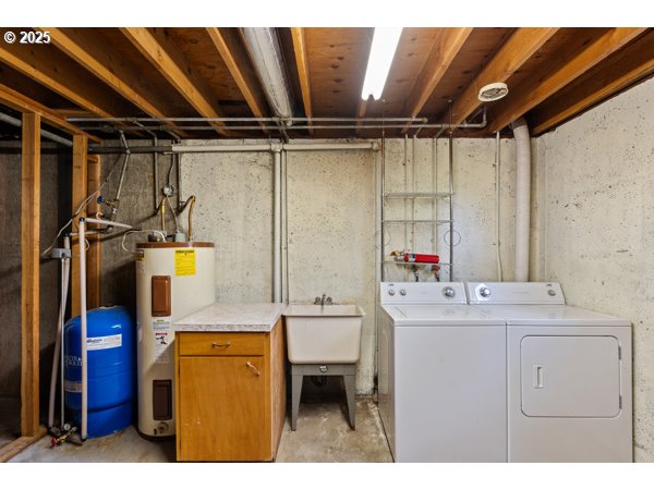 8108 Azalea-Glen Road Glendale, OR 97442 - Photo 33 of 44 a utility room with dryer and washer
