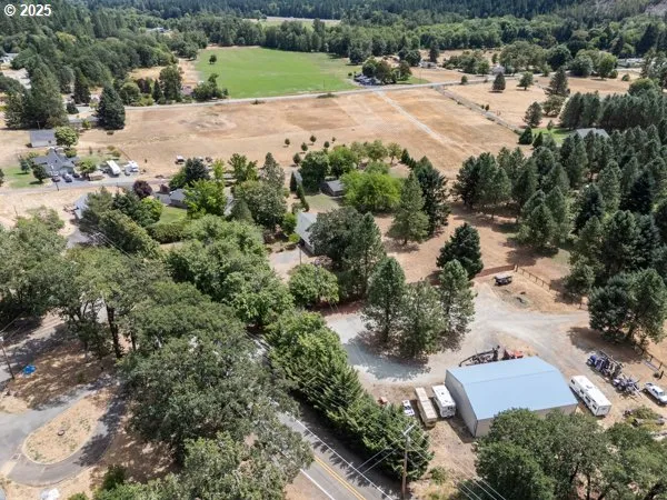 a view of a pathway with a yard