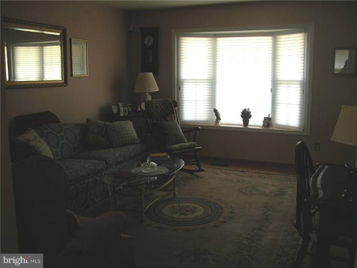 48 Fern Road Southampton, PA 18966 - Photo 8 of 22 Living Room
