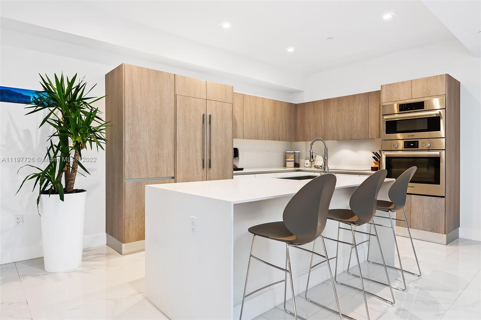 455 Northeast 39th Street, Unit 112 Miami, FL 33137 - Photo 6 of 40 a kitchen with a table and chairs