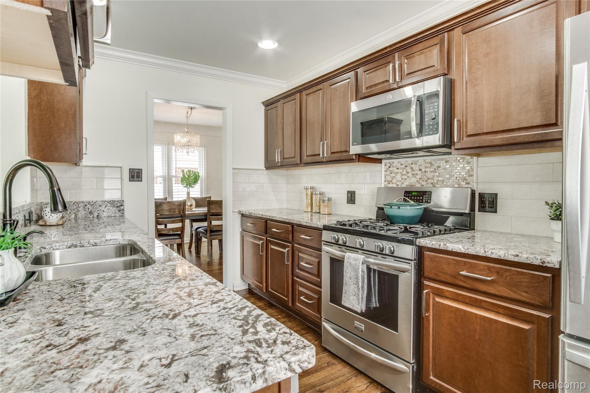 2650 Manchester Road Birmingham, MI 48009 - Photo 6 of 23 Subway tile backsplash