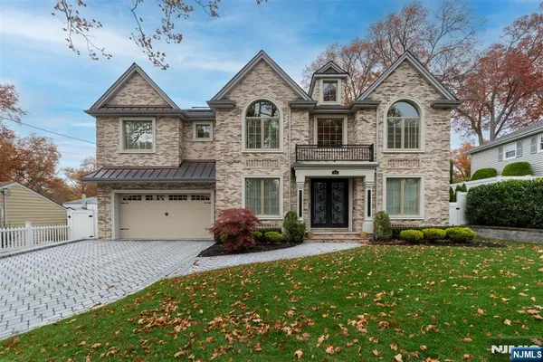 $2,475,000 | 319 Franklin Place, Paramus, NJ 07652