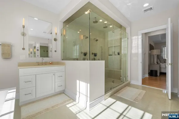 $2,475,000 | 319 Franklin Place, Paramus, NJ 07652