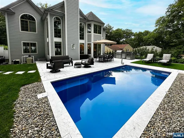 $2,475,000 | 319 Franklin Place, Paramus, NJ 07652