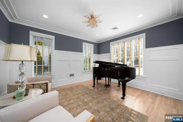 $2,475,000 | 319 Franklin Place, Paramus, NJ 07652