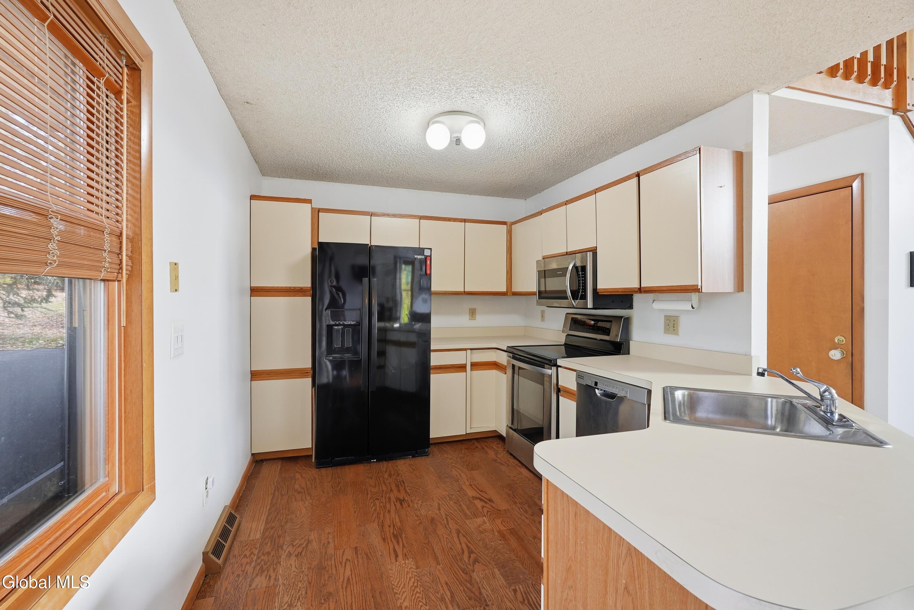 7 Lea Court Schenectady, NY 12309 - Photo 9 of 33 10