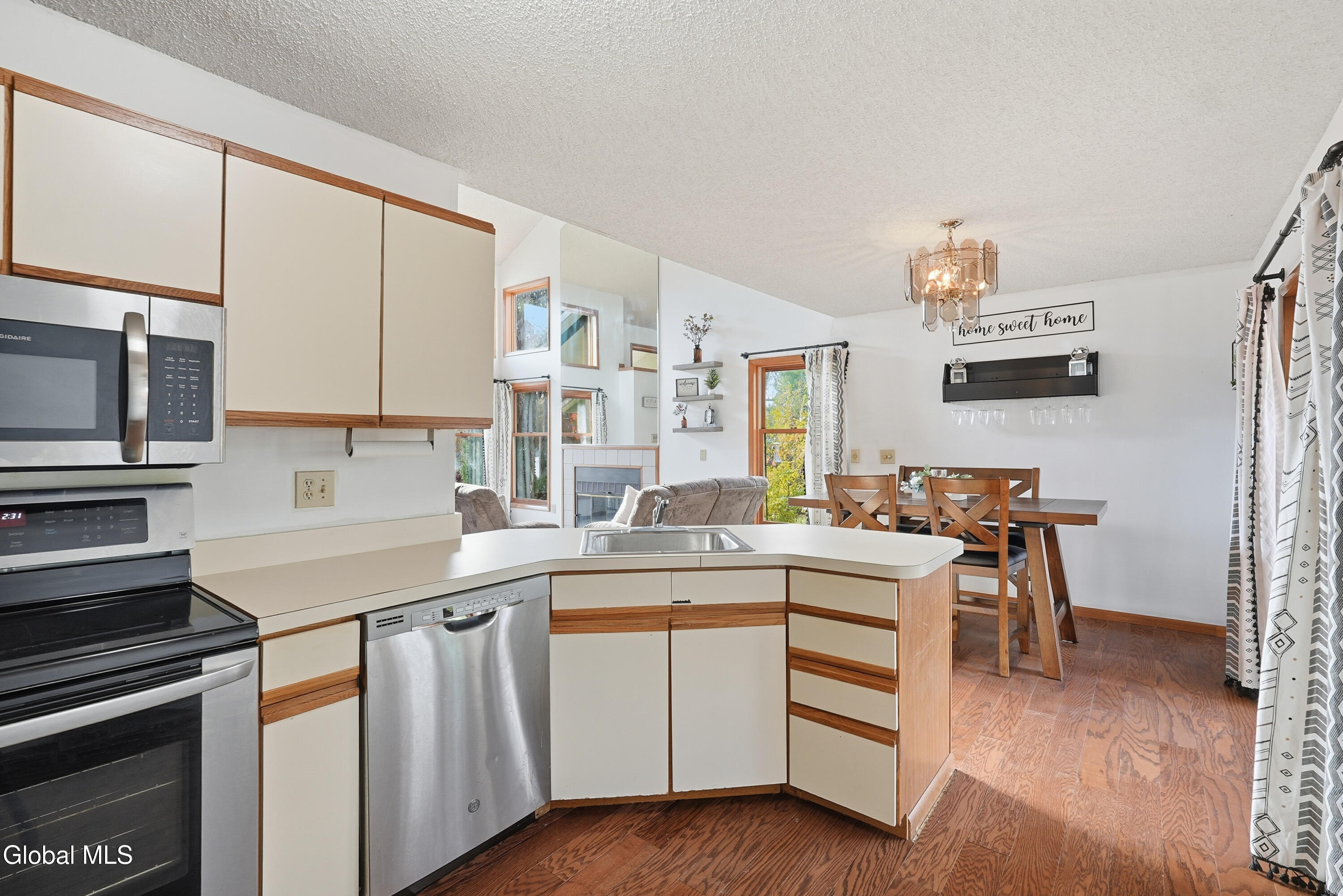 7 Lea Court Schenectady, NY 12309 - Photo 10 of 33 11