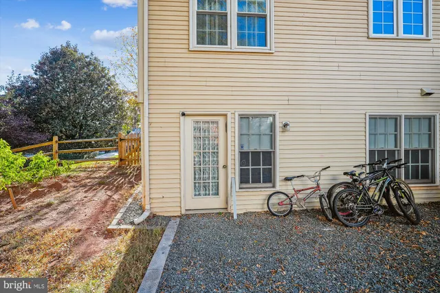 $2,100 | 20672 Fairwater Place, Sterling, VA 20165