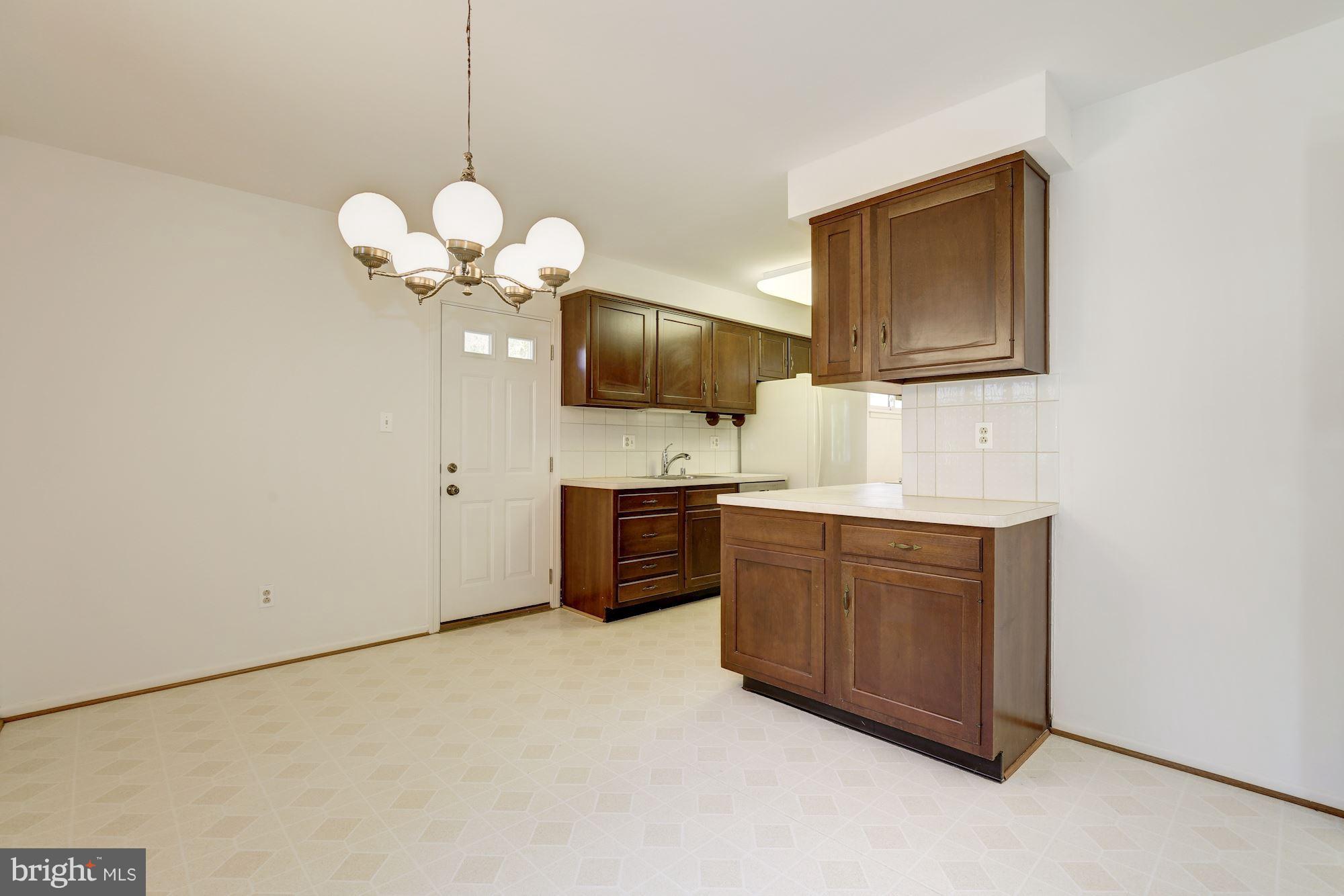 9621 McAlpine Road Silver Spring, MD 20901 - Photo 5 of 30 Kitchen eat in kitchen