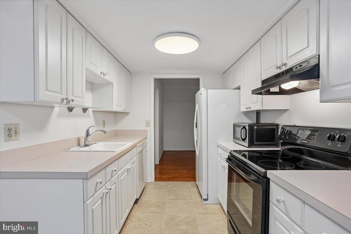 15210 Elkridge Way, Unit 912E Silver Spring, MD 20906 - Photo 19 of 48 a kitchen that has a sink and a stove