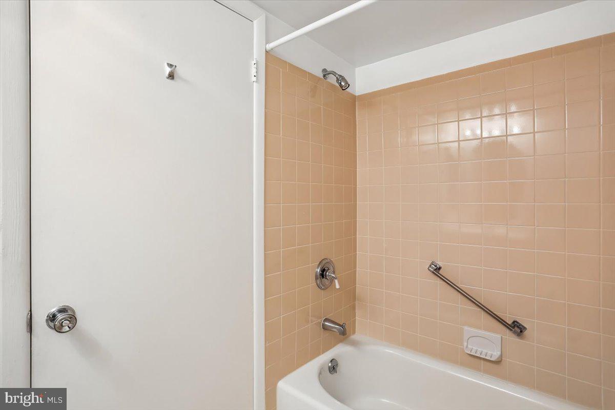 15210 Elkridge Way, Unit 912E Silver Spring, MD 20906 - Photo 38 of 48 a bathroom with a bathtub