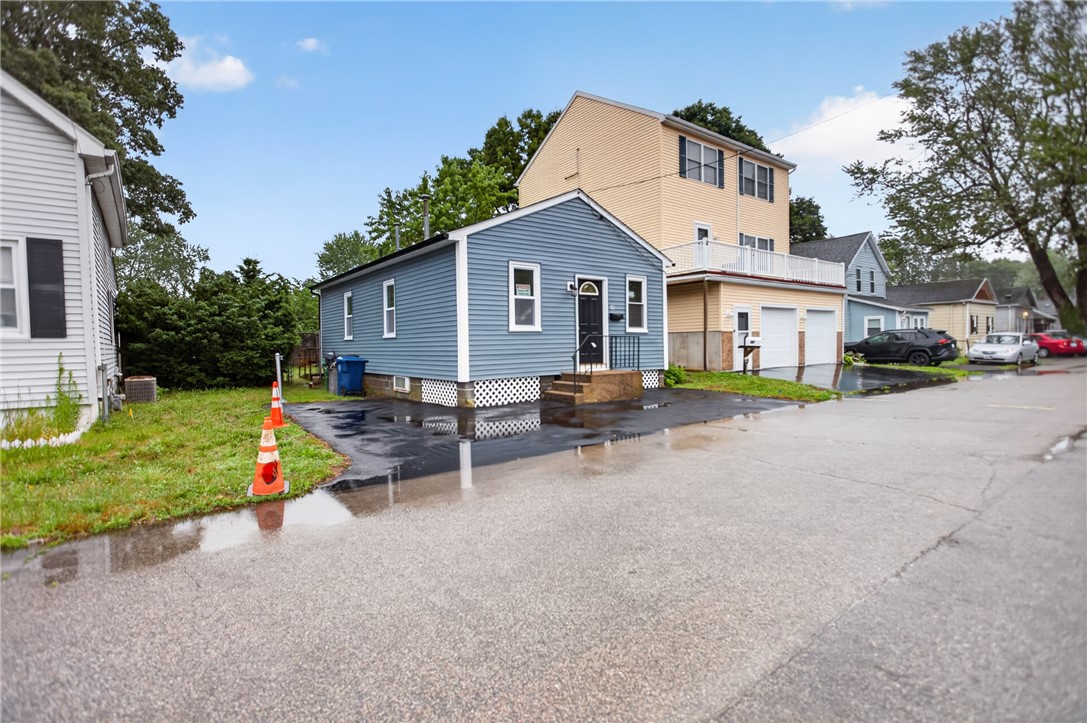 68 Uncas Street Warwick, RI 02889 - Photo 4 of 43