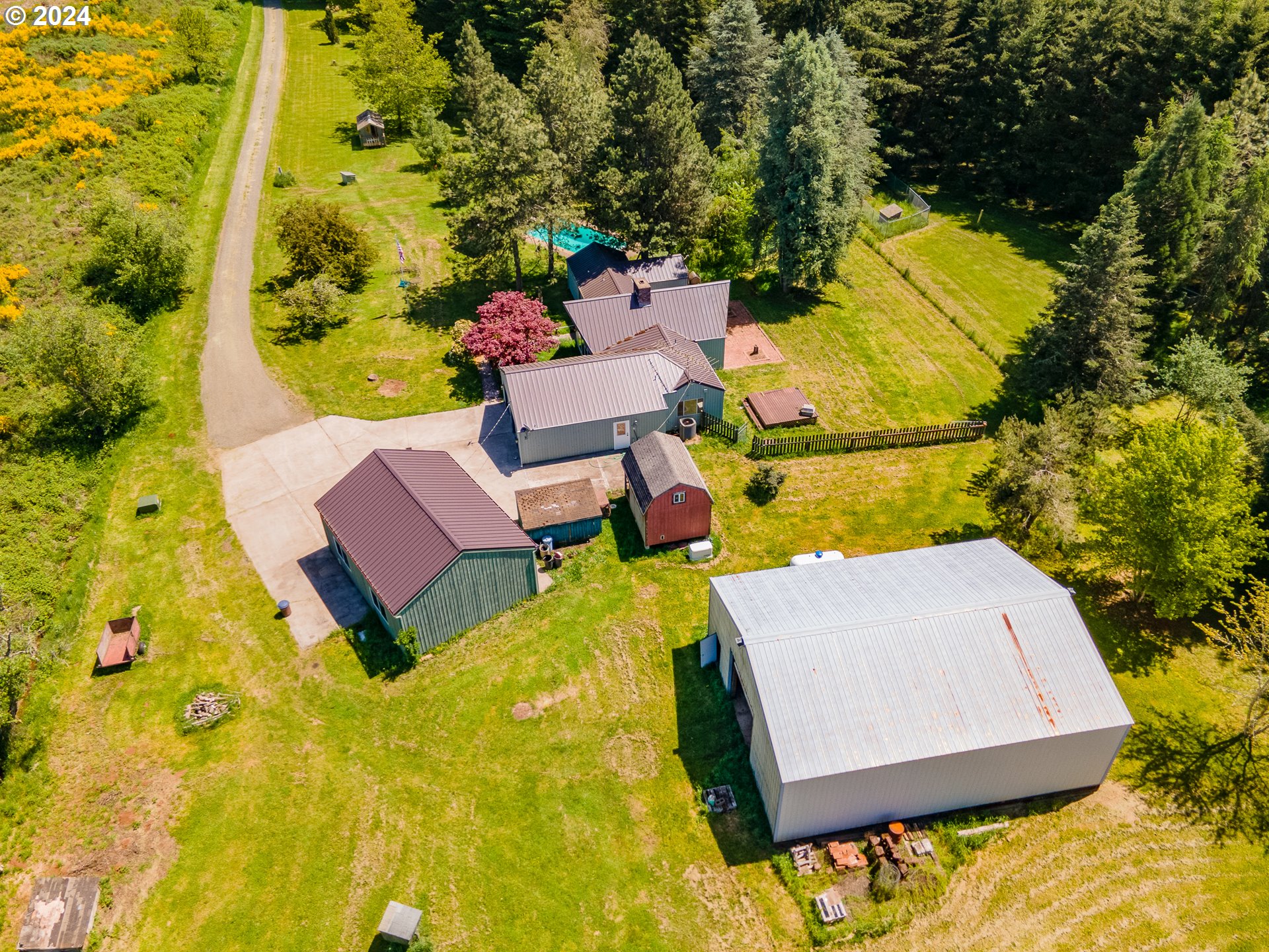 33964 Ford Mill Road Lebanon, OR 97355 - Photo 39 of 42 swimming pool with a table and chairs
