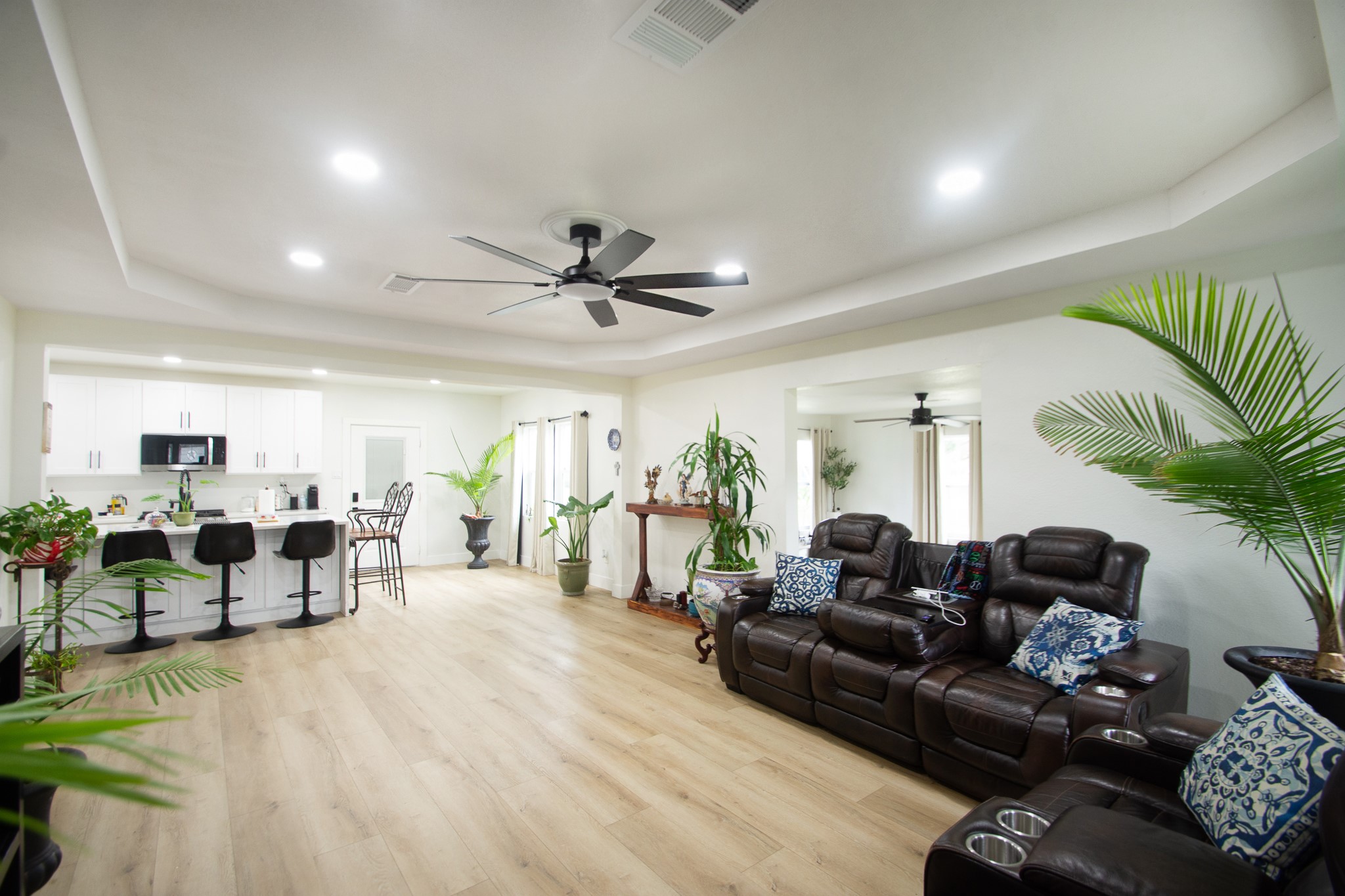 2930 West Shane Street Alvin, TX 77511 - Photo 8 of 19 a living room with furniture