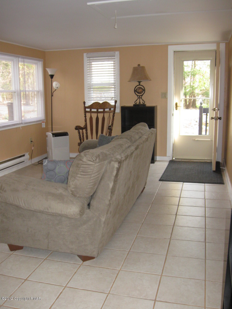 771 White Oak Road Cresco, PA 18326 - Photo 19 of 34 living room