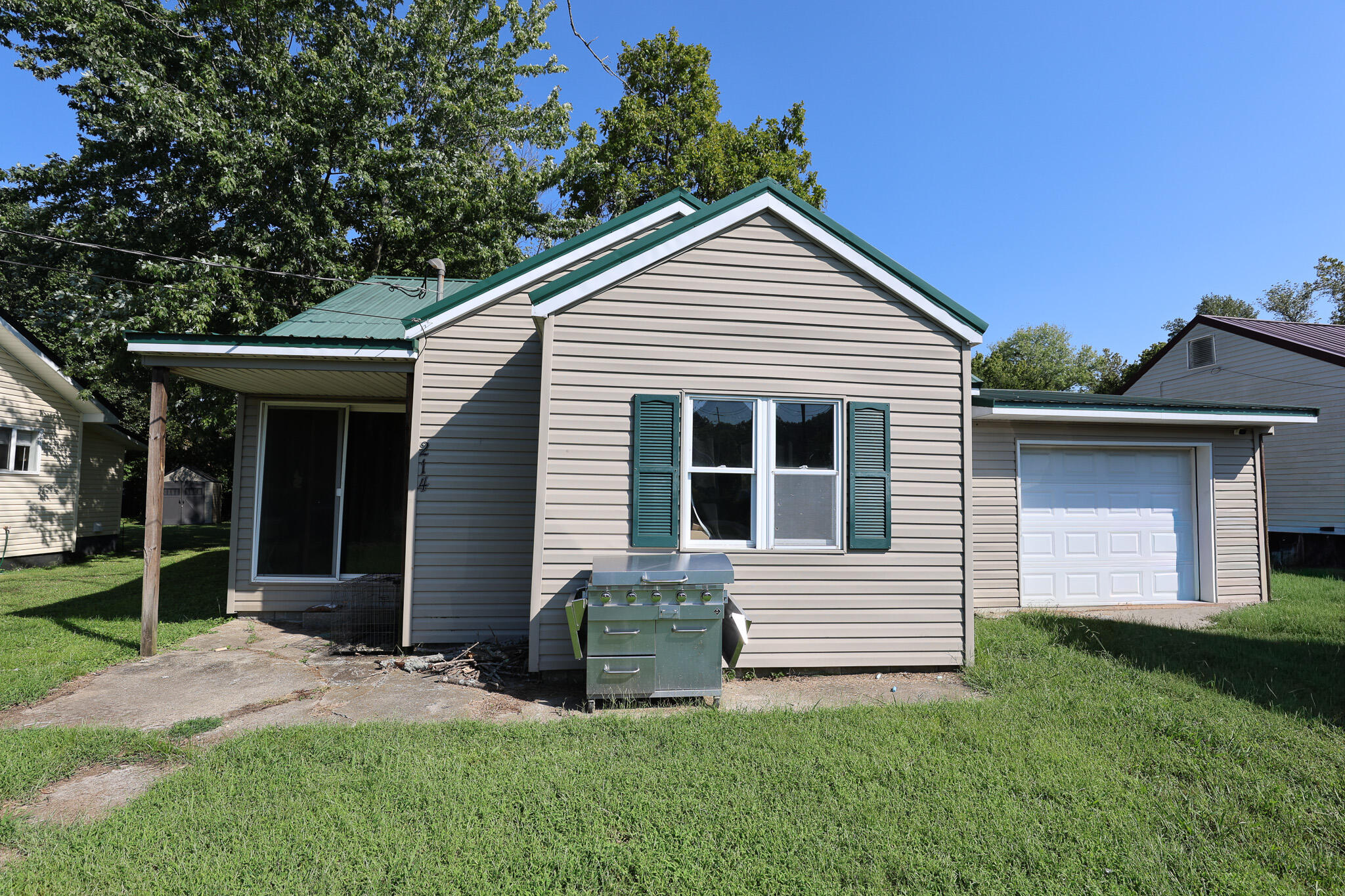 214 Oaks Road Paducah, KY 42003 - Photo 1 of 21 Front Exterior