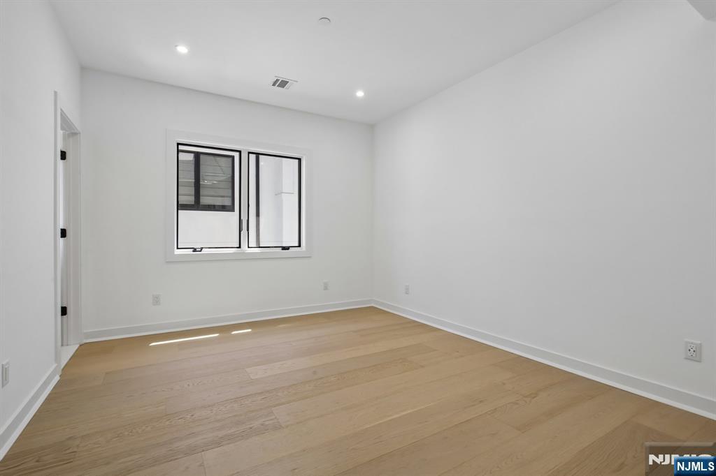 2189 Jones Road Fort Lee, NJ 07024 - Photo 19 of 32