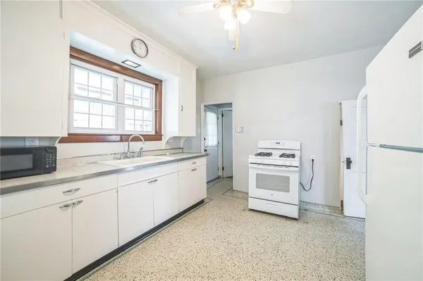 $890 | 504 1st Street, Charleroi, PA 15022