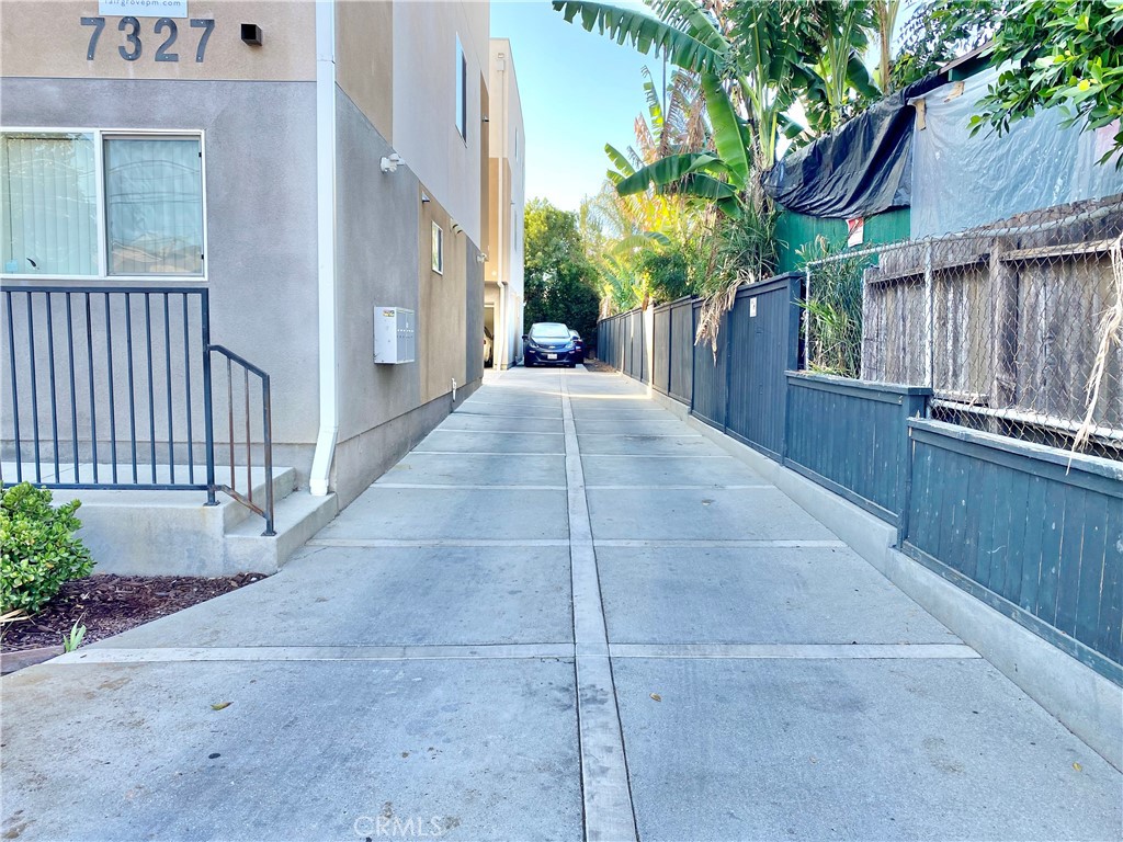 7327 Kester Avenue, Unit 6 Van Nuys, CA 91405 - Photo 35 of 39