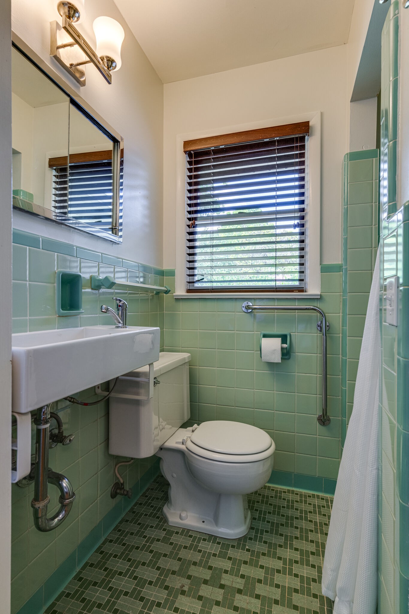3512 Pleasant Valley Road Nashville, TN 37204 - Photo 26 of 40 a bathroom with a sink a toilet and mirror