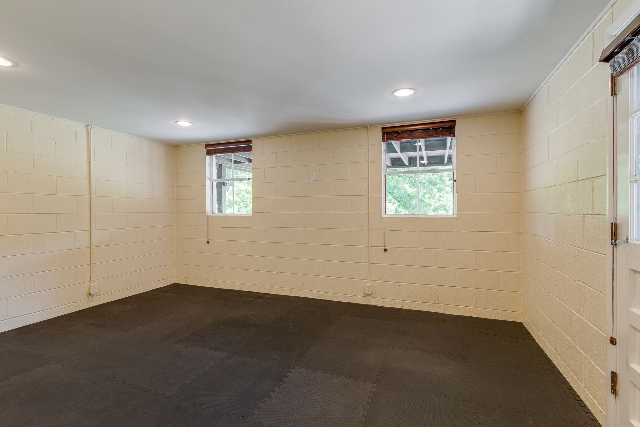 3512 Pleasant Valley Road Nashville, TN 37204 - Photo 30 of 40 en empty room with windows