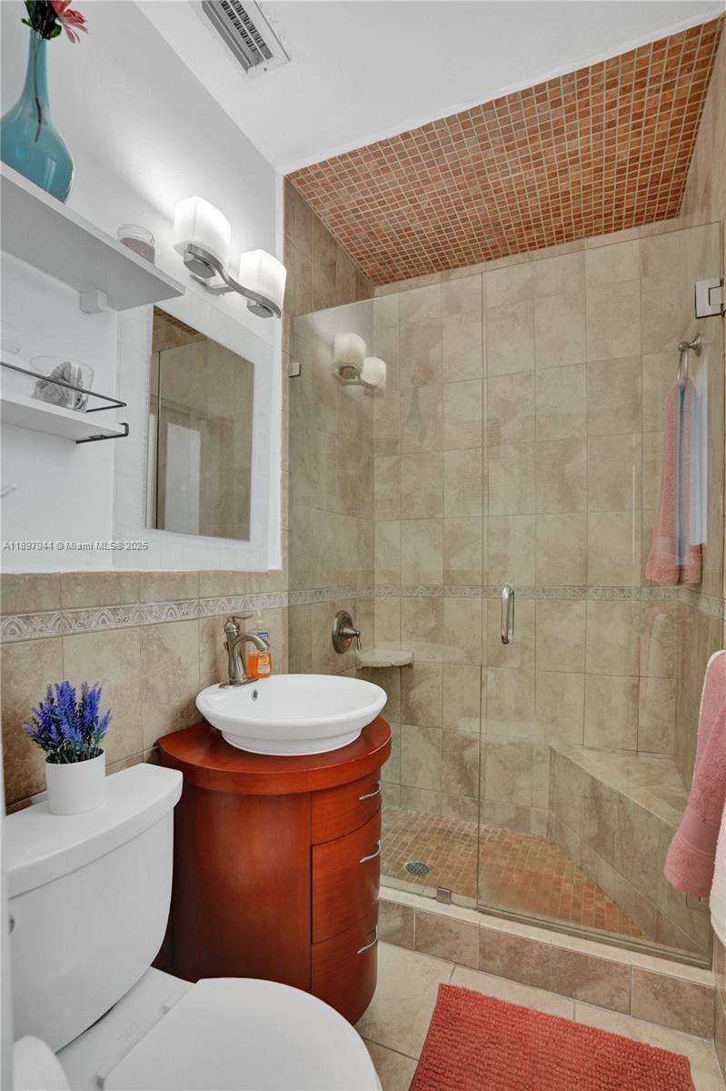 8851 Byron Avenue Surfside, FL 33154 - Photo 23 of 44