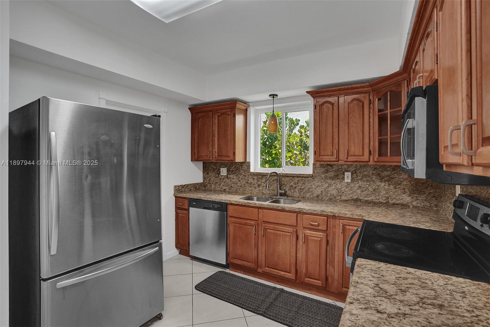 8851 Byron Avenue Surfside, FL 33154 - Photo 7 of 44