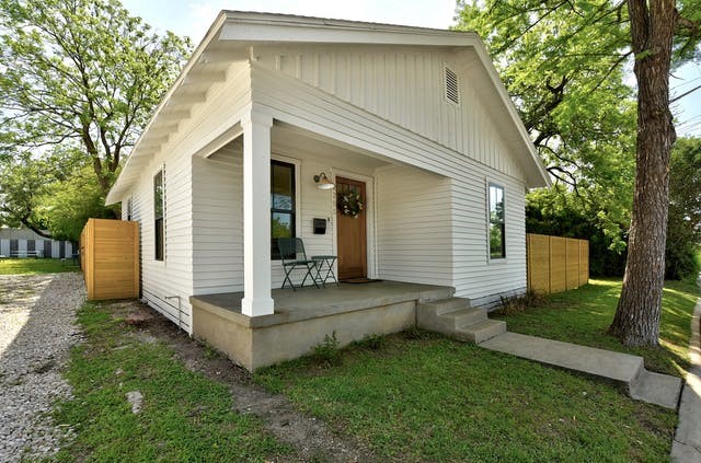 a view of a house with a yard